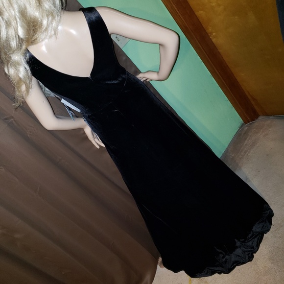 Long Elegant Dress - Picture 2 of 5